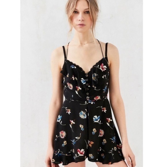 Urban Outfitters Kimchi Blue Fit & Flare Black Floral Print Ruffle Romper Size 0 - Picture 1 of 15